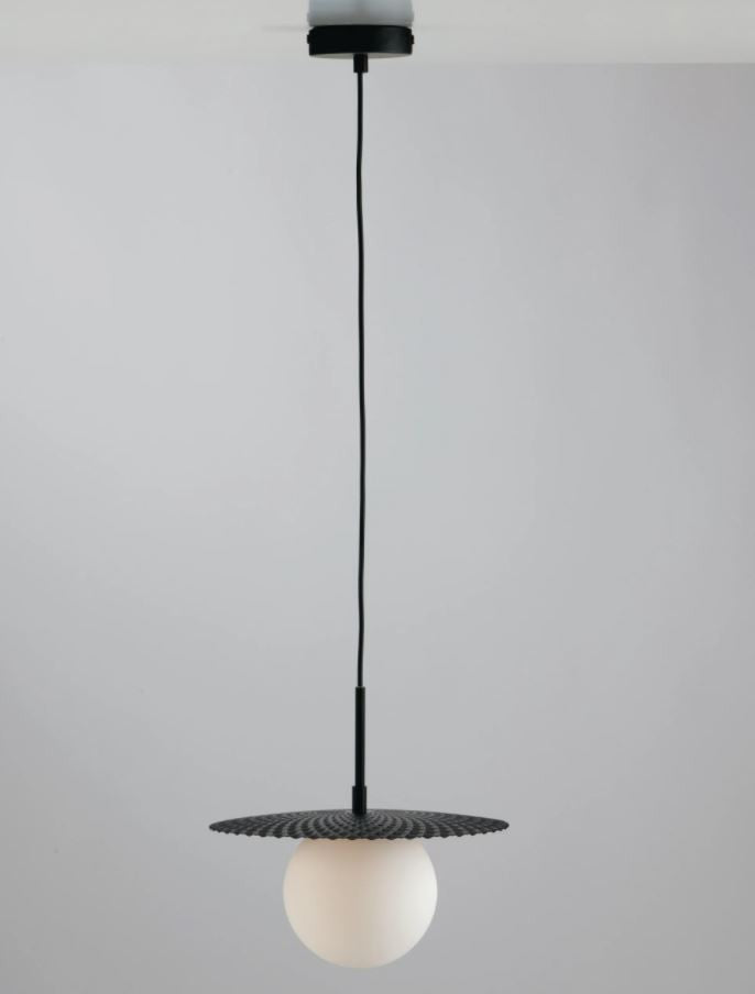 Sospensione sfera in vetro opale struttura in metallo oro satinato-nero opaco 1XE27 D.45cm CHAPLIN Sospensione sfera in vetro opale struttura in metallo oro satinato-nero opaco 1XE27 D.45cm CHAPLIN